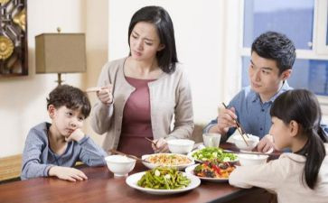 自己吃饭小班健康教案7篇